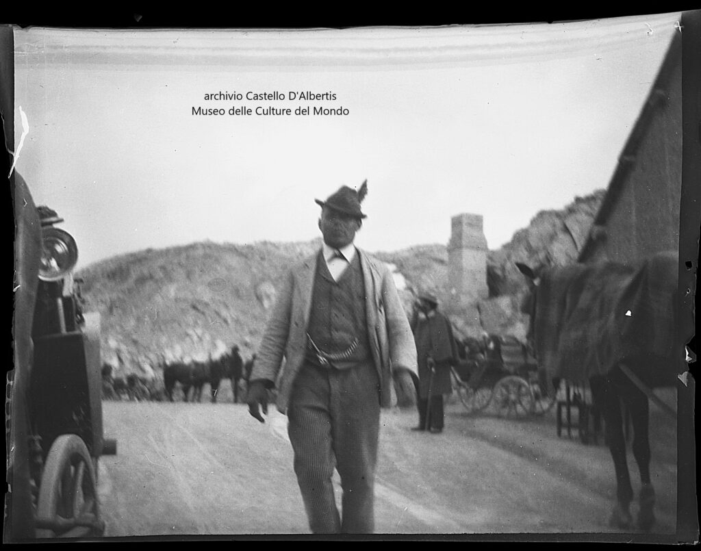 Un addetto ai trasporti sul passo dello Stelvio. Si noti l'ottima presenza connotata da camicia, panciotto, orologio e cappello